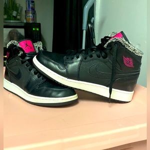 Jordan 1 Retro High
Fleece Black Pink (GS)